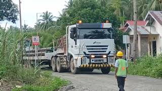 TRUCK TRAILER BESAR BERMUATAN PIPA BESI MELINTASI LORONG SECARA PERLAHAN [upl. by Esertak]