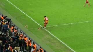 09042013 Galatasaray  Real Madrid maçının sonunda Drogba ve Sneijder taraftarı alkışlıyor [upl. by Winther748]