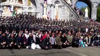 56 Pellegrinaggio Militare a Lourdes  Foto di gruppo e canto dellinno nazionale [upl. by Akimot129]