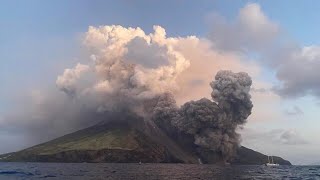 Italien Höchste Alarmstufe nach Vulkanausbruch auf MittelmeerInsel Stromboli [upl. by Schaab]