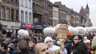 Carnaval de Binche 2012Gilles au Cortège [upl. by Nickolaus409]