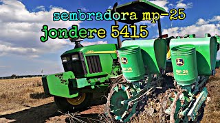 Sembradora John Deere MP25 en acción con tractor John Deere 5415 [upl. by Adilen808]