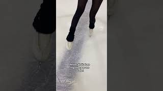 Comment patiner en arrière ⛸️ patiner patin patinoire iceskating [upl. by Douville993]