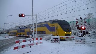 Spoorwegovergang Elst  Dutch railroad crossing [upl. by Opiak130]