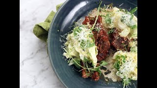 Lammkotlett med parmesan och timjanstuvad spetskål  Köket [upl. by Anawad19]