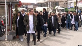 Gračanica Protest zdravstvenih radnika zbog zabrane dinara [upl. by Yecnay]