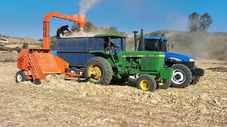 Moliendo rastrojo Corn silage John Deere 4440 New Holland Ts6125 Ensiladora molino Azteca [upl. by Roth]