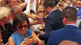 LACCOGLIENZA SPETTACOLARE DI SALVINI A BARI 13082018 [upl. by Anelah]