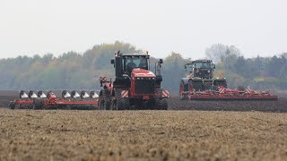 Versatile 550 DT Claas Xerion 5000 working in one field [upl. by Sidnala649]