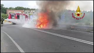 Montecastrilli brucia auto allo svincolo E45 Vigili del fuoco spengono lincendio [upl. by Hamil]