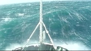 Un bateau remorqueur dans une tempête Force 12  Vague scélérate [upl. by Buerger]