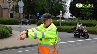 Automobilist rijdt tot twee keer toe in op verkeersregelaar [upl. by Vasta]