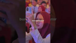 Mahasiswi cantik nyanyi untungnya bumi masih berputar Moment pkkmb umsu [upl. by Erdda]