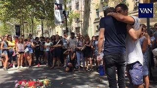 El homenaje ciudadano más emotivo en la Rambla tras el atentado de Barcelona [upl. by Aihsekat]