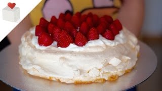 Tarta Pavlova decorada con Fresas  Recetas de tartas por Azúcar con Amor [upl. by Enimsay]