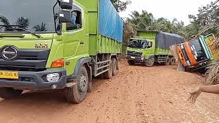 Detik Detik menegangkan Truk Fuso oren 6x4HD 220ps muatan sawit tumbang di tanjakan bukit baling [upl. by Fabien]