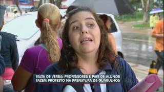 Sem salários professores fazem protesto em frente à prefeitura de Guarulhos [upl. by Lawrenson]