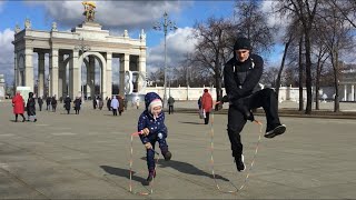 Папа с дочкой прыгают трюки со скакалками ВДНХ Москва [upl. by Yim955]