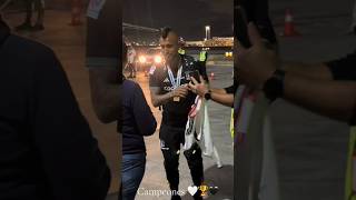 ARTURO VIDAL se TOMA el TIEMPO uno x uno para FOTOS y AUTOGRAFOS arturovidal colocolo futbol [upl. by Niel]