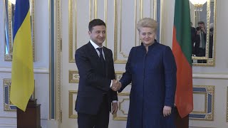 Kijeve D Grybauskaitė sutikta ovacijomis su V Zelenskiu bendravo tik angliškai [upl. by Pfister873]