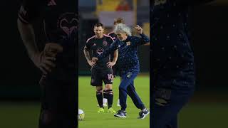 ¡El momento especial de la noche Messi y Mágico González compartieron escenario en el Cuscatlán [upl. by Annocahs918]