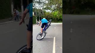 E DAÍ QUE ELE É BONITO EU SEI FAZER MANOBRA DE BIKE shorts [upl. by Aileon482]