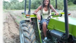 Donna sicura in agricoltura [upl. by Aundrea]