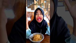 Riska Vlog Makan Mie Ayam Kepedasan [upl. by Nilyad]