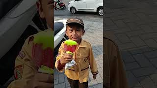 Makan eskrim di pinggir jalan eskrim shorts icecream jajanan [upl. by Yeslah18]