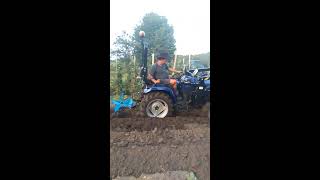 Traktor FARMTRAC compact s pluhem [upl. by Erinna256]