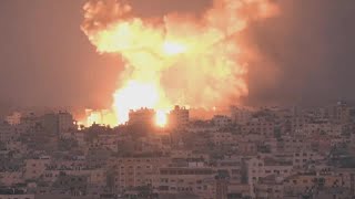 Gaza le enormi esplosioni tra i palazzi [upl. by Jabon8]