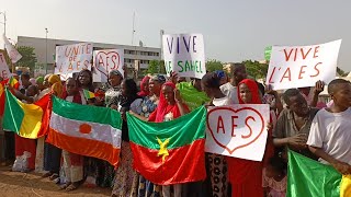 Aujourdhui à la place du cinquantenaire de Bamako manifestations suite au sommet de lAES à Niamey [upl. by Enal]