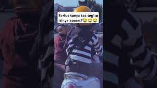 Tas sak upil ngono isinya apaan funnyvideo funny nabrak [upl. by Olaznog]