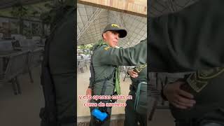 Pelea por un quotapodoquot a integrante de la Policia Nacional ponal policiadecolombia [upl. by Maxma]