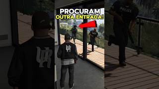 A POLÍCIA entra na CASA com portas BLOQUEADAS em cada GTA gta grandtheftauto gtav jogos [upl. by Inahpets]