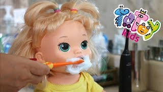 My Baby Alive Doll Sara eating Candies 🍬🍭🍫 and Brushing her Teeth Bananakids [upl. by Ilwain]