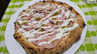 Pizza napoletana con mortadella pesto di pistacchi e crema di stracciata🍕😋 italianfood pizza [upl. by Gavrilla]