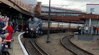 LNER a4 60007 Sir nigel Gresley departs York 161124 [upl. by Chassin972]