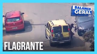 Helicóptero da RECORD flagra homem armado com fuzil no Rio de Janeiro [upl. by Florance425]