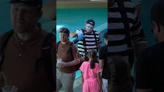 O mímico Tom pegando a bebida na mochila deste homem 😂🤣 tomthemime seaworldmime seaworldorlando [upl. by Redlac]