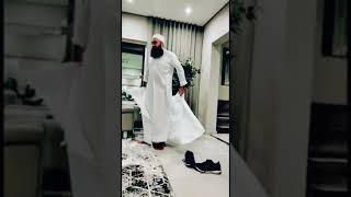 Mufti Menk shows you a simple way to wear your IHRAAM No belts no pins no knots [upl. by Lucine]