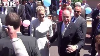 Taufe in Monaco Fürstin Charlène und Fürst Albert baden im Volk [upl. by Enomaj]