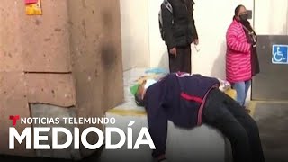 Muere un hombre con COVID19 esperando atención en México  Noticias Telemundo [upl. by Pascha]