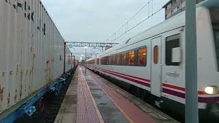 R13 Ut447 Rodalies de Catalunya cruzándose con el R15 Ut448 i 253 LCR esperando Valls [upl. by Arutek398]