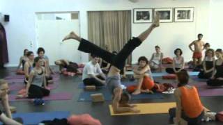 Jivamukti yogaloft München Petros erklärt Unterarmstand  Pincha Mayurasana [upl. by Airotna]