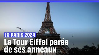 JO de Paris 2024  Les cinq anneaux olympiques accrochés sur la Tour Eiffel [upl. by Yarb152]