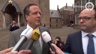 D66ers Alexander Pechtold en Wouter Koolmees lopen hand in hand beeld NOS [upl. by Milo]