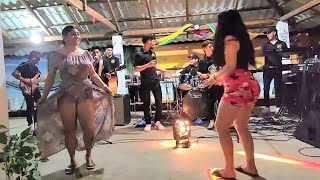 Mexicana Vz Salvadoreña Bailando Cumbia Sampuesana [upl. by Asek]