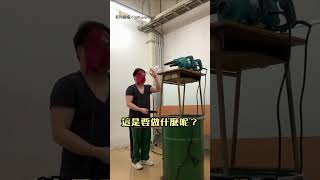 【請收下膝蓋】抽桌巾大叔新作來了 蒙眼控空拍機抽布｜蒙眼｜桌巾｜空拍機｜玻璃杯｜ウエスP [upl. by Khudari333]