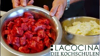 Gulasch vom Rind kochen nach altem deutschem Rezept  Der Klassiker  La Cocina die Kochschulen [upl. by Aivekahs]